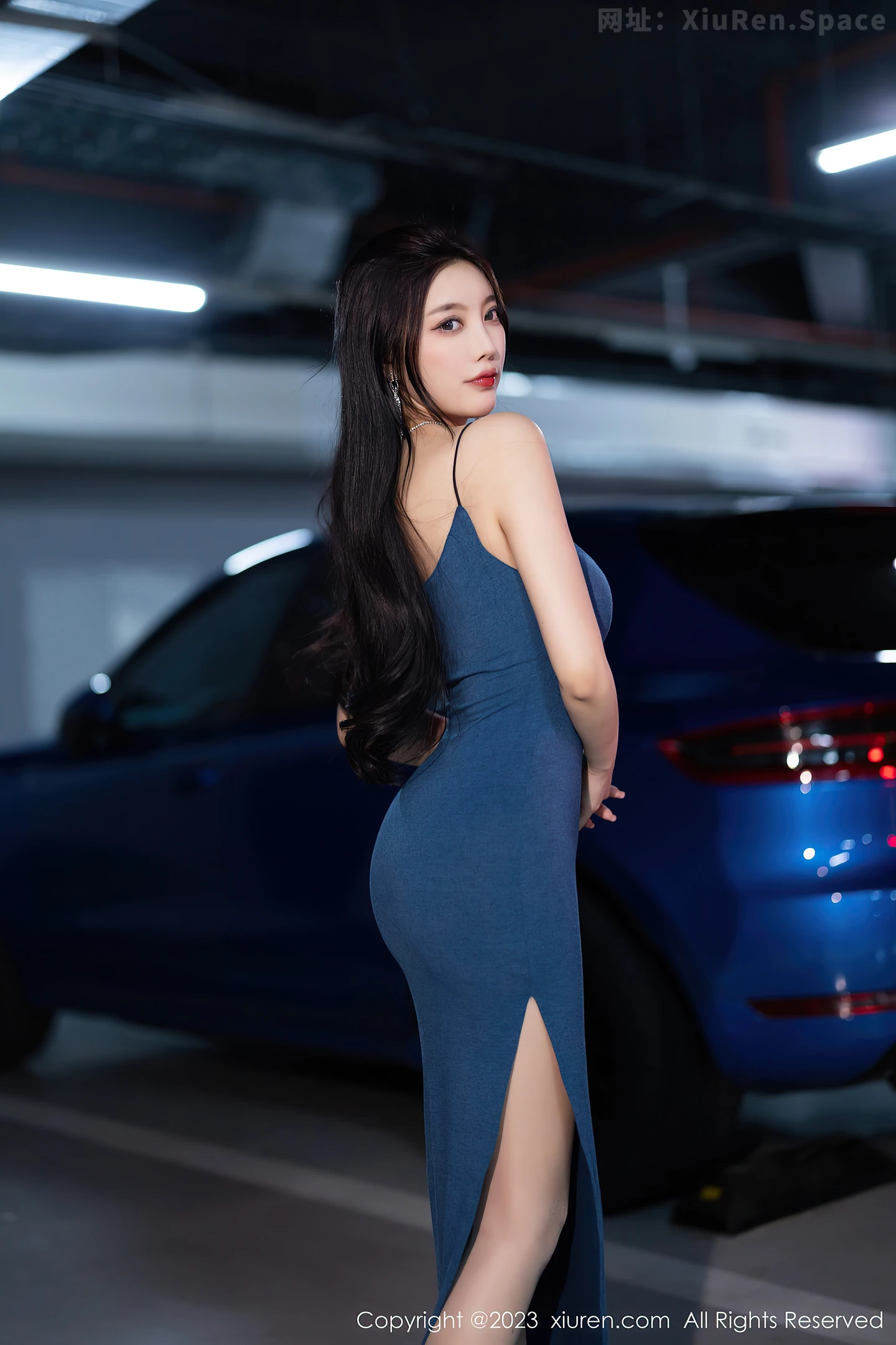 图片[5]-[XiuRen秀人网]2023.05.16 VOL.6747 杨晨晨Yome 蓝色紧身吊带加衣裙与蕾丝内衣加黑丝美腿性感私房写真集-秀人网官方网站